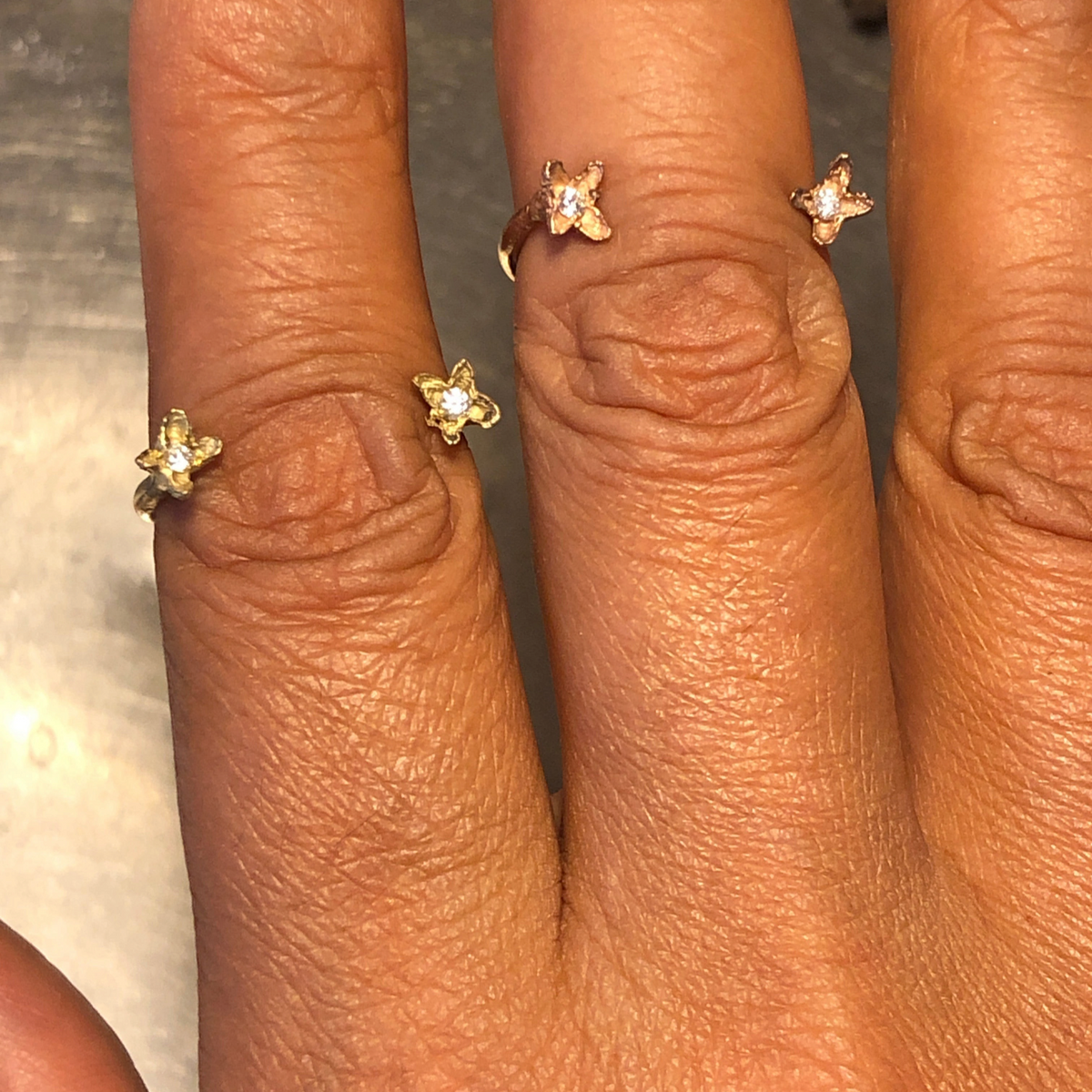 Anello aperto MandalaT Chiodi di garofano in metallo prezioso con gemme incastonate a forma di fiore su due dita