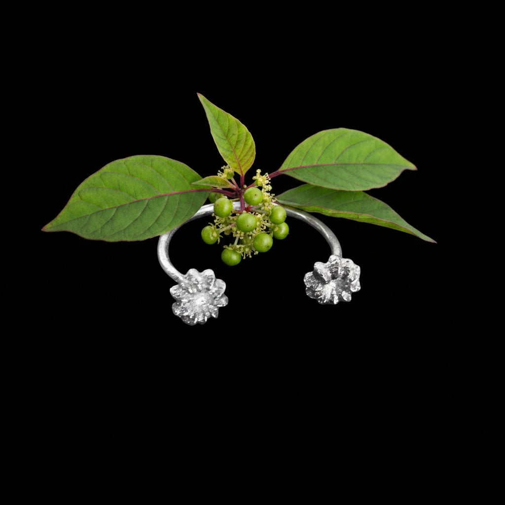 Anello aperto MandalaT in argento con dettagli floreali ispirati alla Phytolacca su sfondo nero