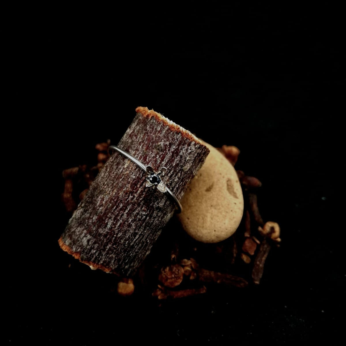 Anello solitario MandalaT Chiodo di Garofano in metallo con pietra preziosa incastonata su base di legno e chiodi
