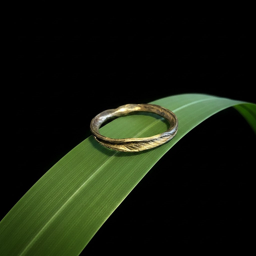 Anello MandalaT modello filo d'erba in bronzo con texture organica ispirata alla natura su foglia verde
