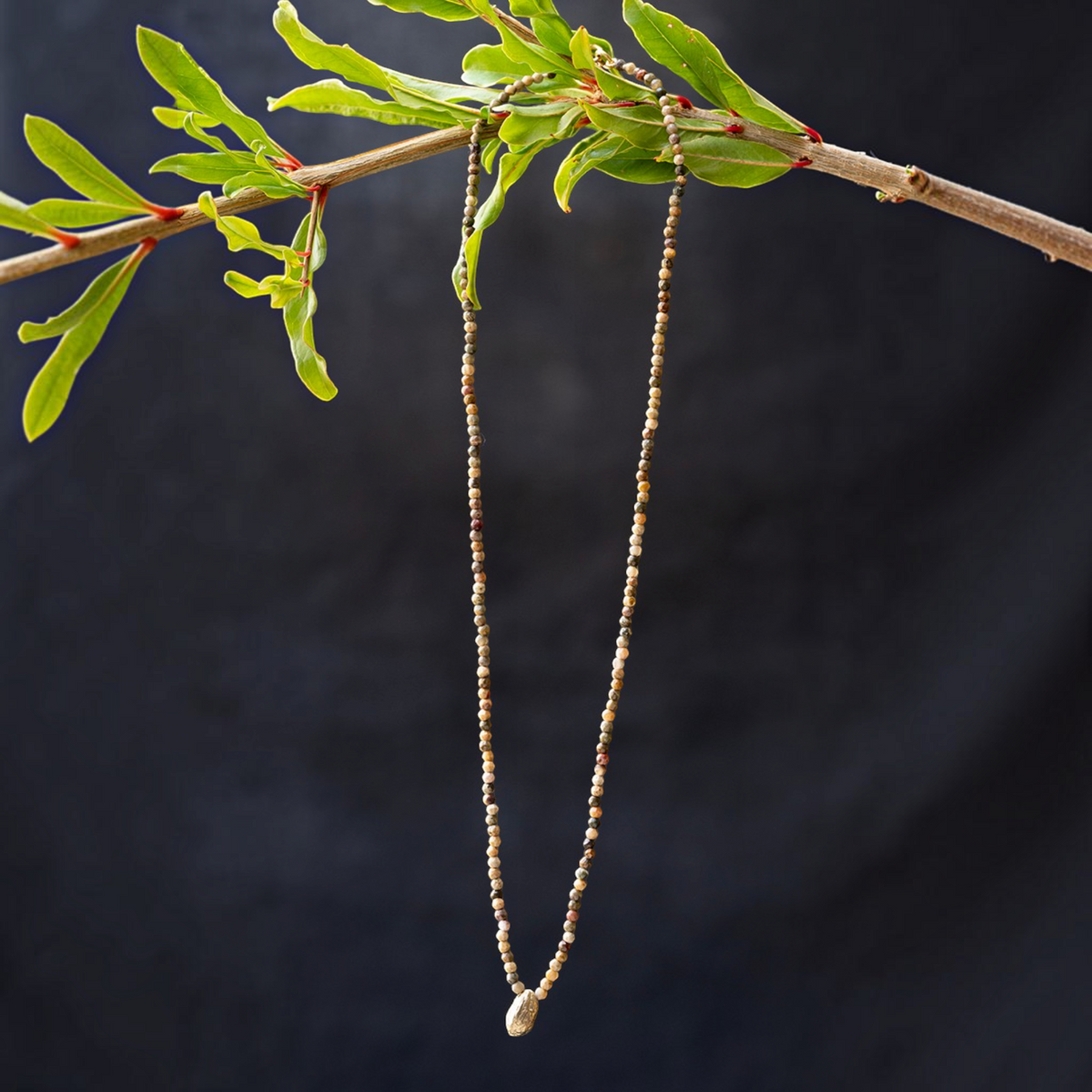 Collana MandalaT Seme Ulivo con ciondolo in bronzo e catena di pietre dure naturali su ramo verde