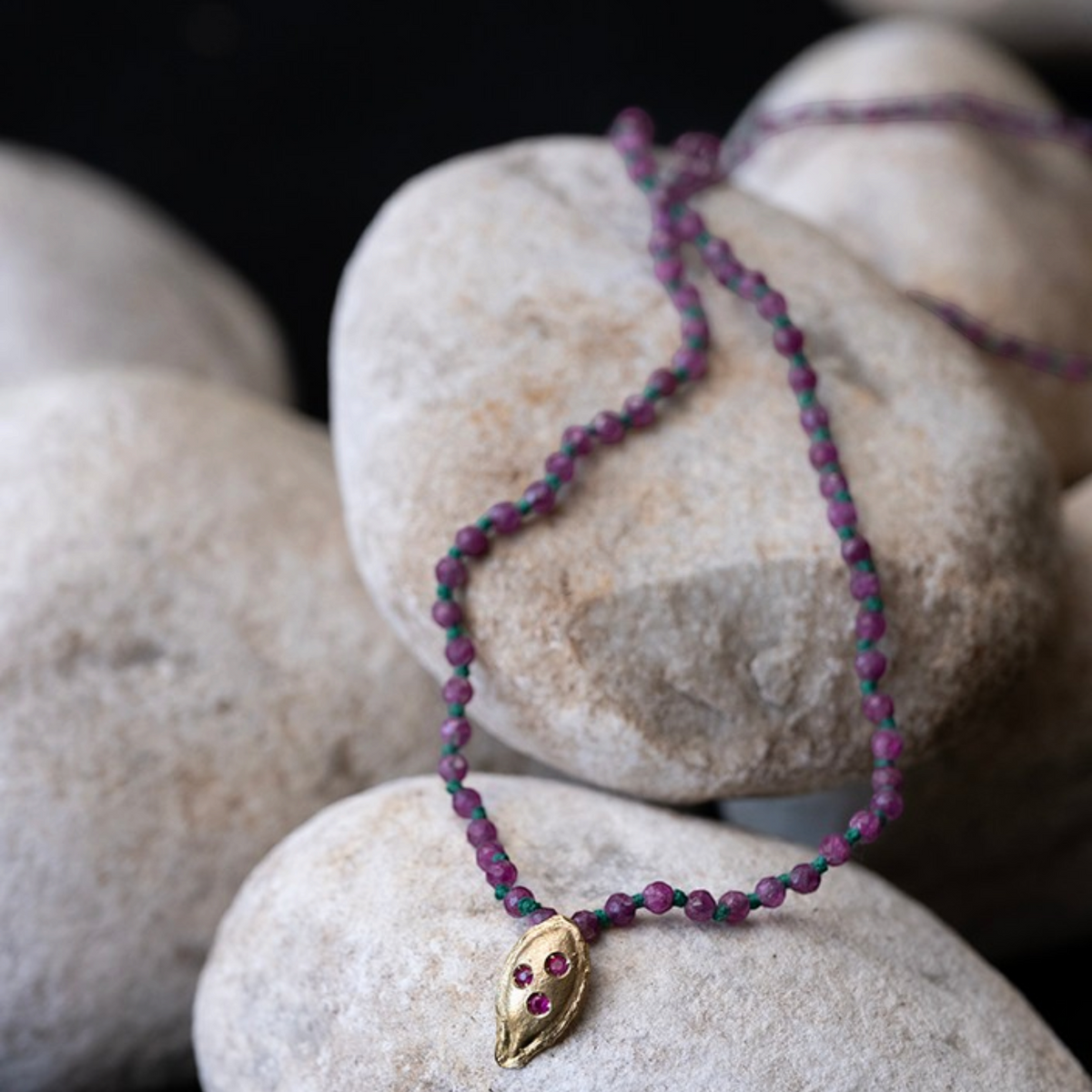 Collana MandalaT con ciondolo a forma di seme di zucca in oro e pietre preziose su catenina di piccole perle viola