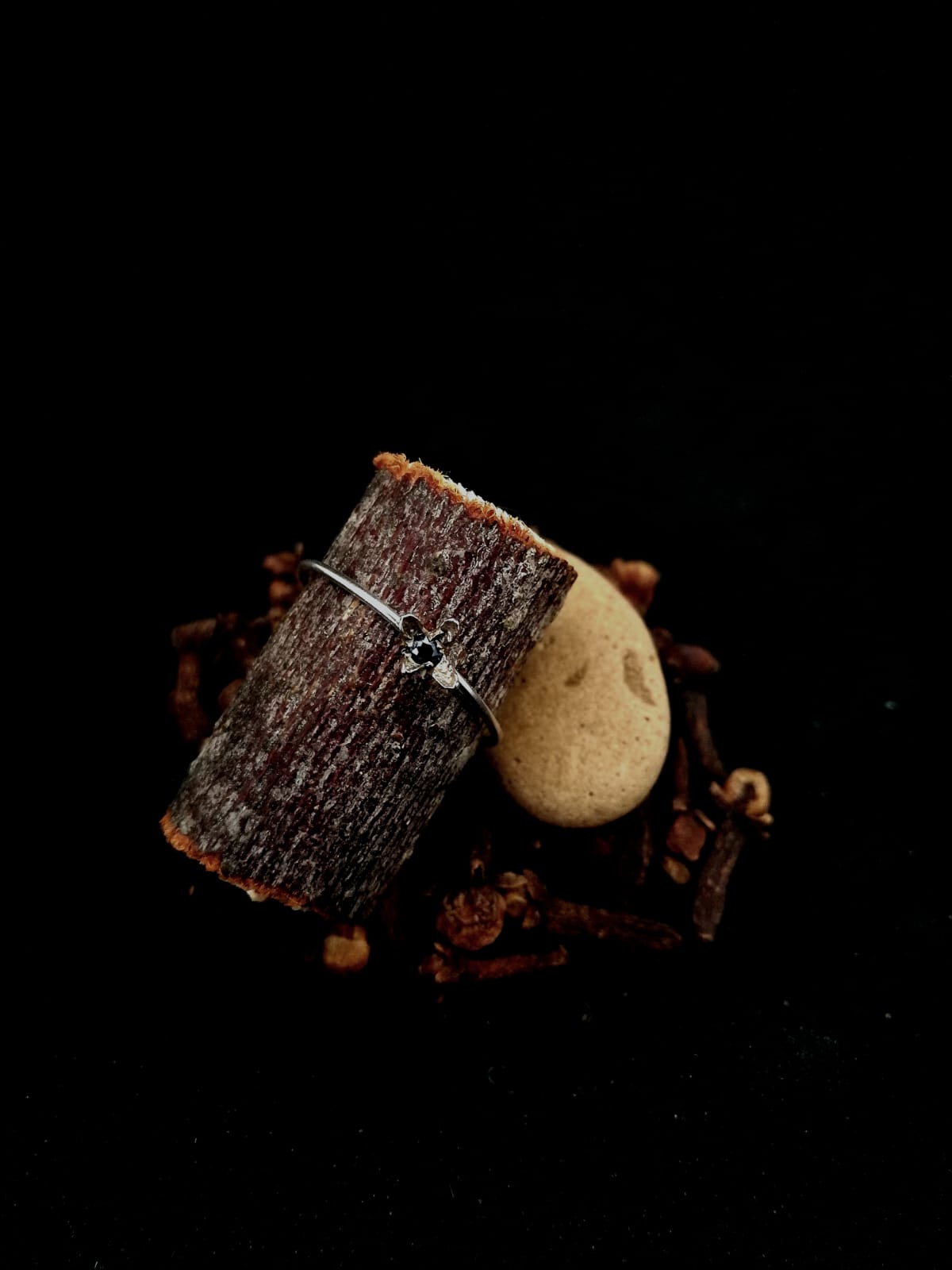 Anello solitario Chiodo di Garofano