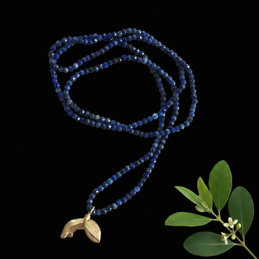 Collana MandalaT Pitosforo lunga con Lapislazzuli sfaccettato e ciondolo scultoreo di bacca di Pitosforo in bronzo su sfondo nero