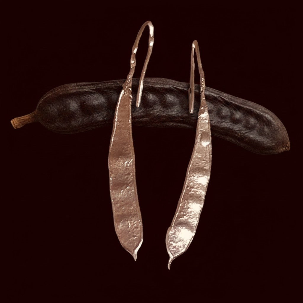 Orecchini pendenti MandalaT in bronzo a forma di baccello di carruba, lunghi 4,8 cm