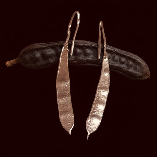 Orecchini pendenti MandalaT in bronzo a forma di baccello di carruba, lunghi 4,8 cm