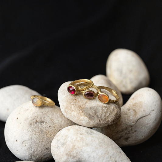 Anelli MandalaT in bronzo con design a ramo e castone ovale, impreziositi da gemme colorate su pietre naturali
