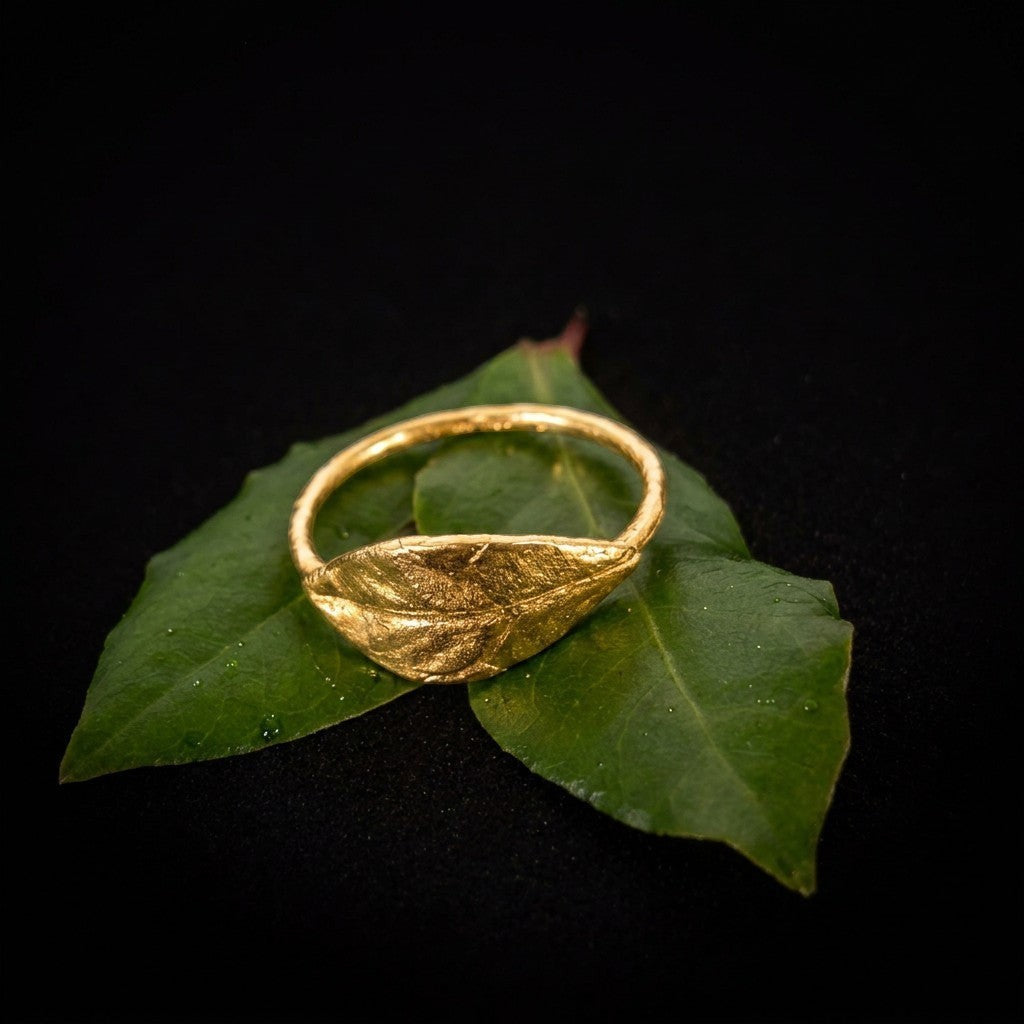 Anello Alloro MandalaT in oro con design a foglia artigianale su foglia naturale, stile minimalista ed elegante