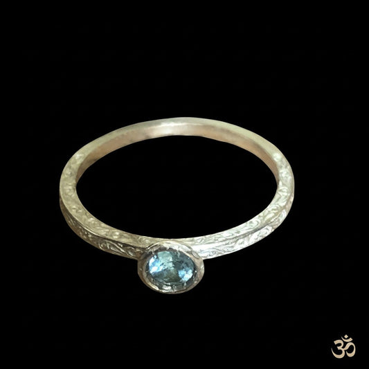 Anello MandalaT Amartya in oro 9ct inciso con Prasiolite incastonata, design elegante e intricato