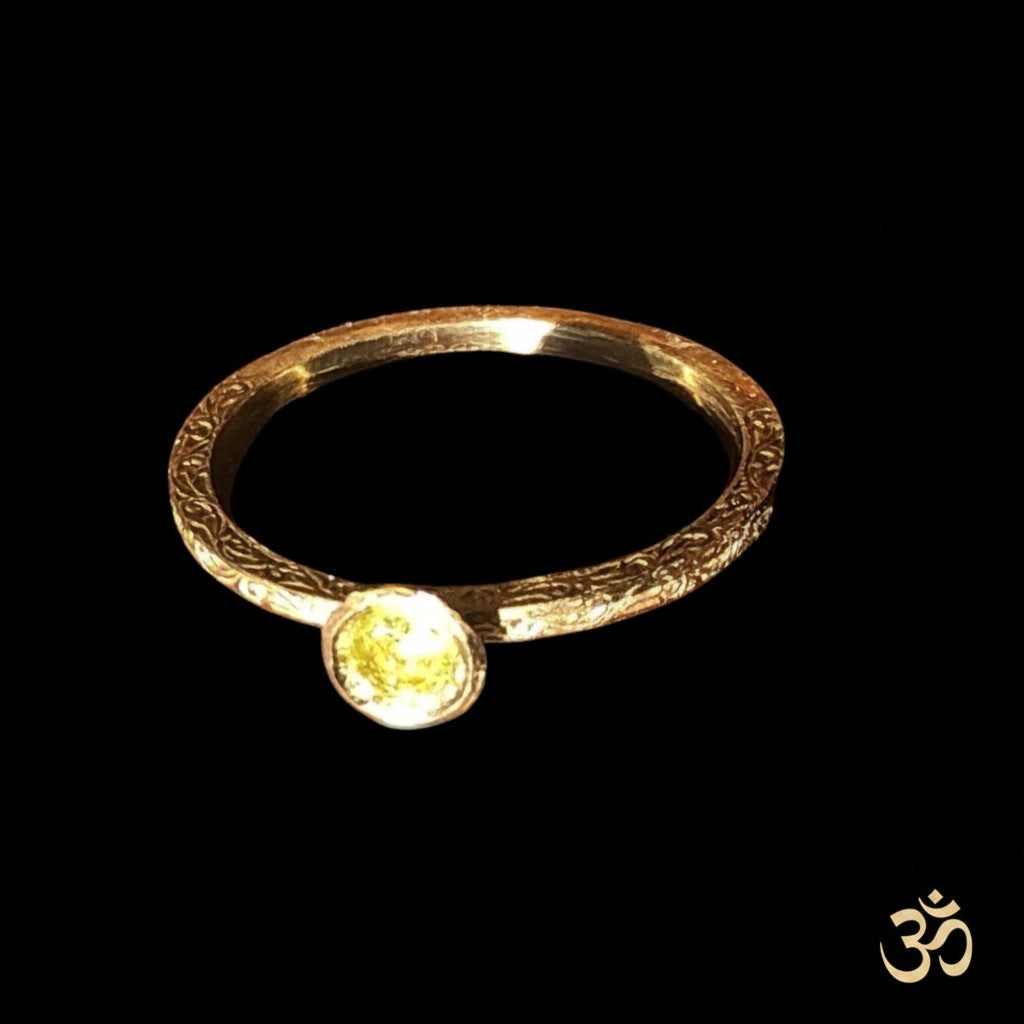 Anello MandalaT Amartya in bronzo lavorato con peridoto incastonato, design elegante e intricato