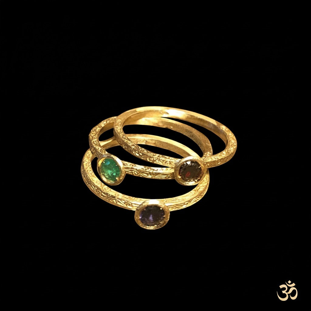 Anello Amartya di MandalaT in oro lavorato con pietre preziose colorate incastonate, design elegante e intricato