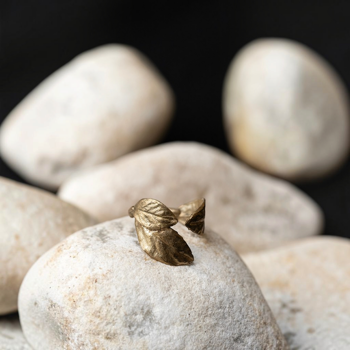 Anello aperto MandalaT Alloro in bronzo con design a foglie naturali e texture organica su pietra bianca