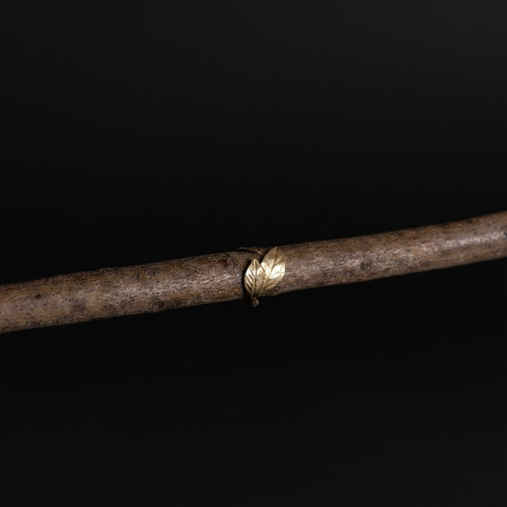 Anello aperto MandalaT in bronzo con design a foglie di alloro, regolabile e posizionato su un ramo