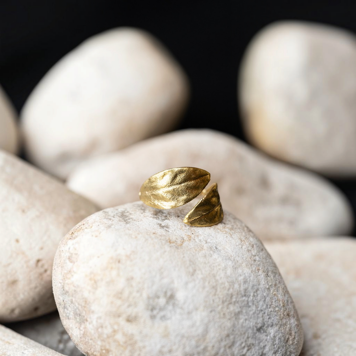 Anello aperto MandalaT Alloro in metallo dorato con design a foglie su pietra naturale