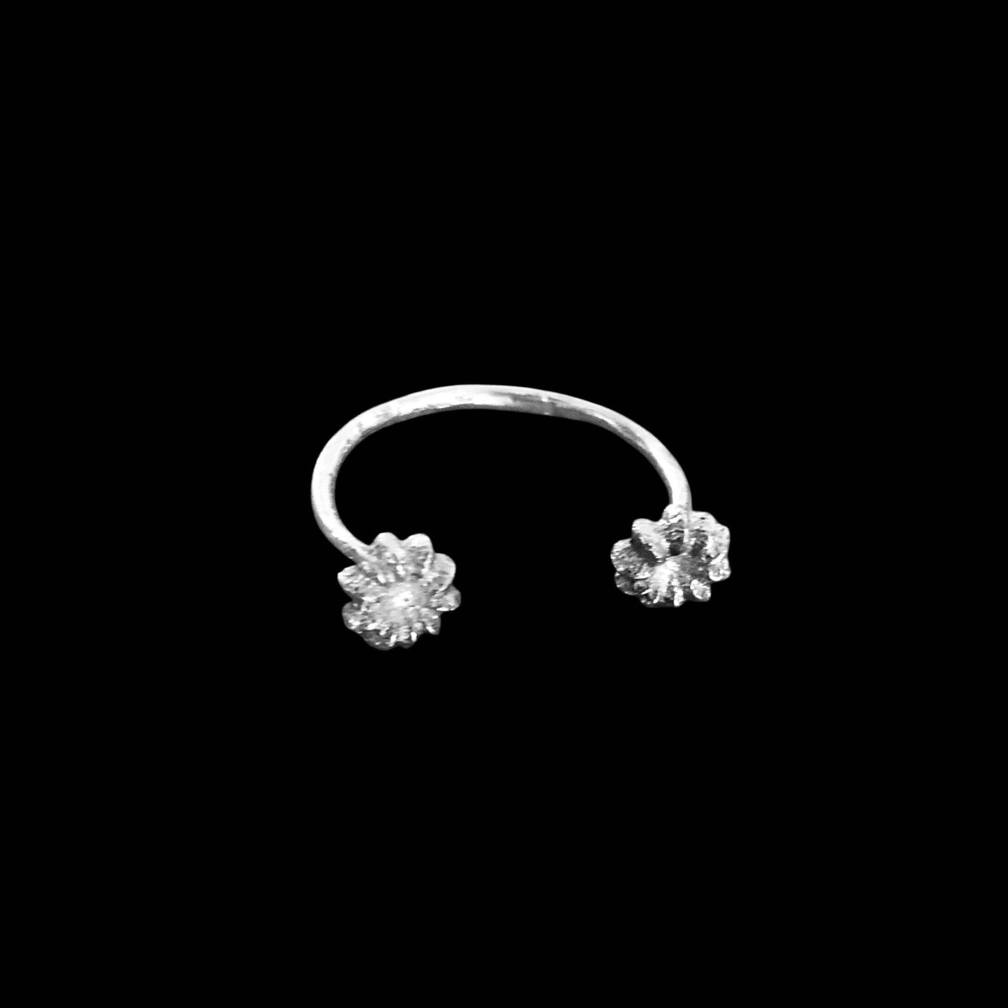 Anello aperto MandalaT in argento con due bacche luminose, design elegante e moderno