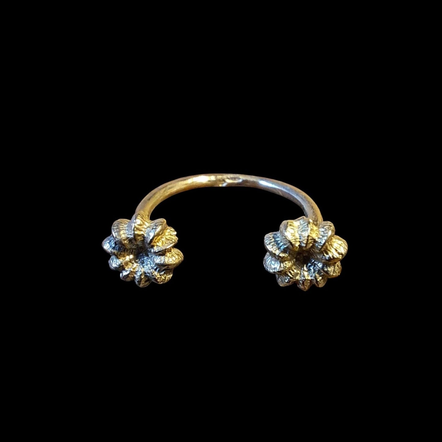Anello aperto MandalaT in argento con due bacche decorative lavorate, design luminoso e artigianale