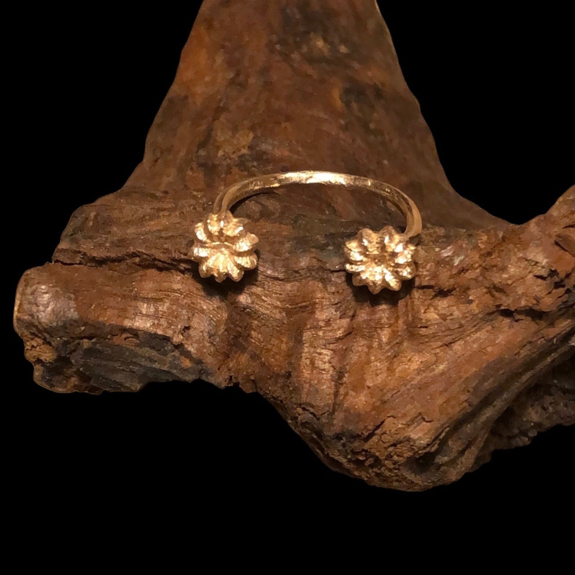 Anello aperto MandalaT Phytolacca in metallo dorato con due decorazioni a forma di bacca su base di legno scuro