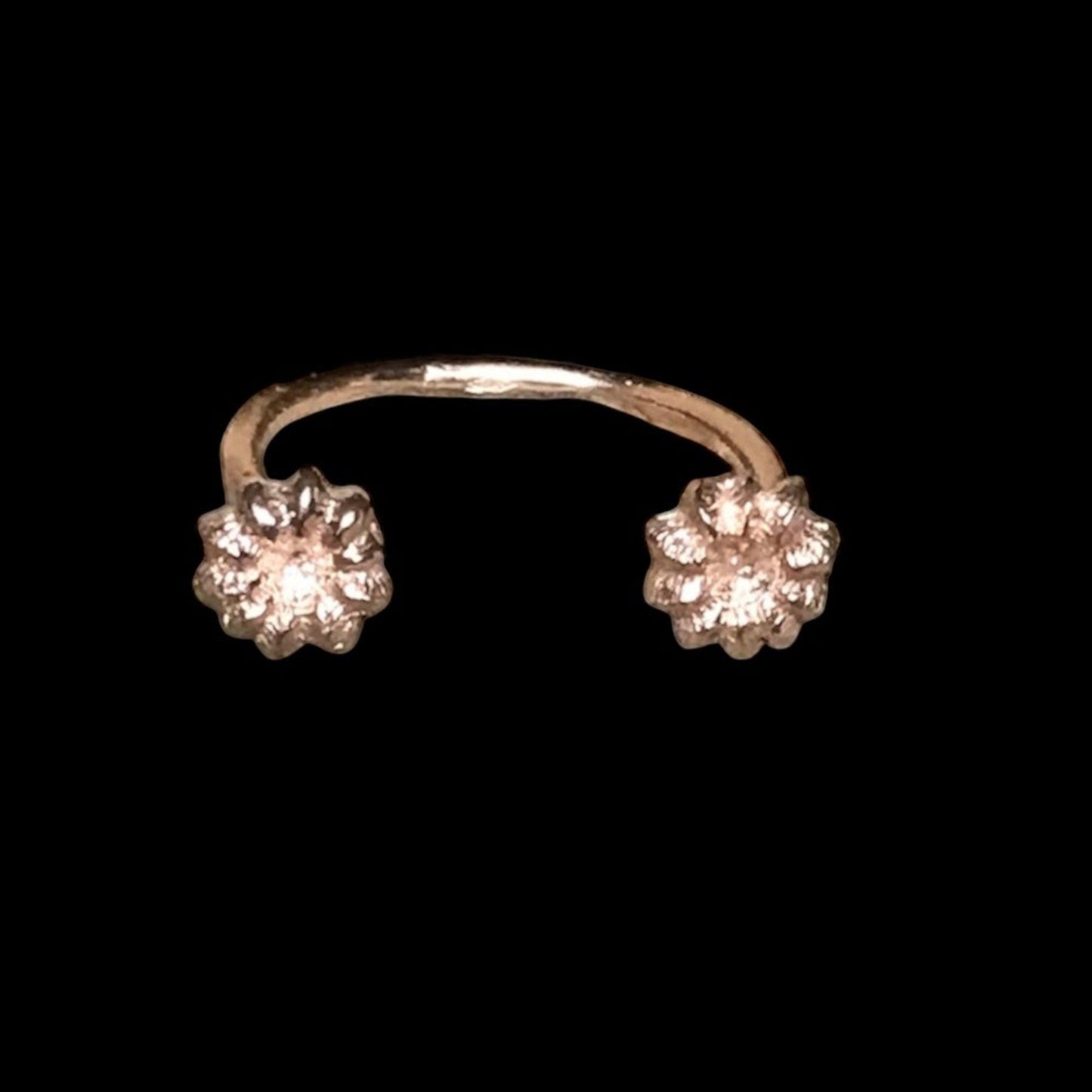 Anello aperto MandalaT modello Phytolacca in metallo luminoso con due decorazioni a forma di bacca floreale