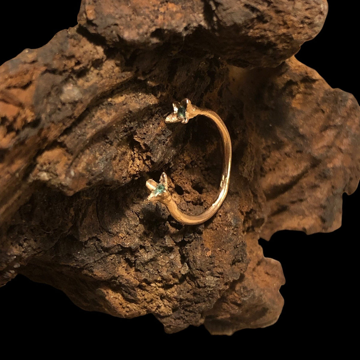 Anello aperto MandalaT Chiodi di garofano in oro con dettagli luccicanti, design minimalista ispirato all'Ayurveda