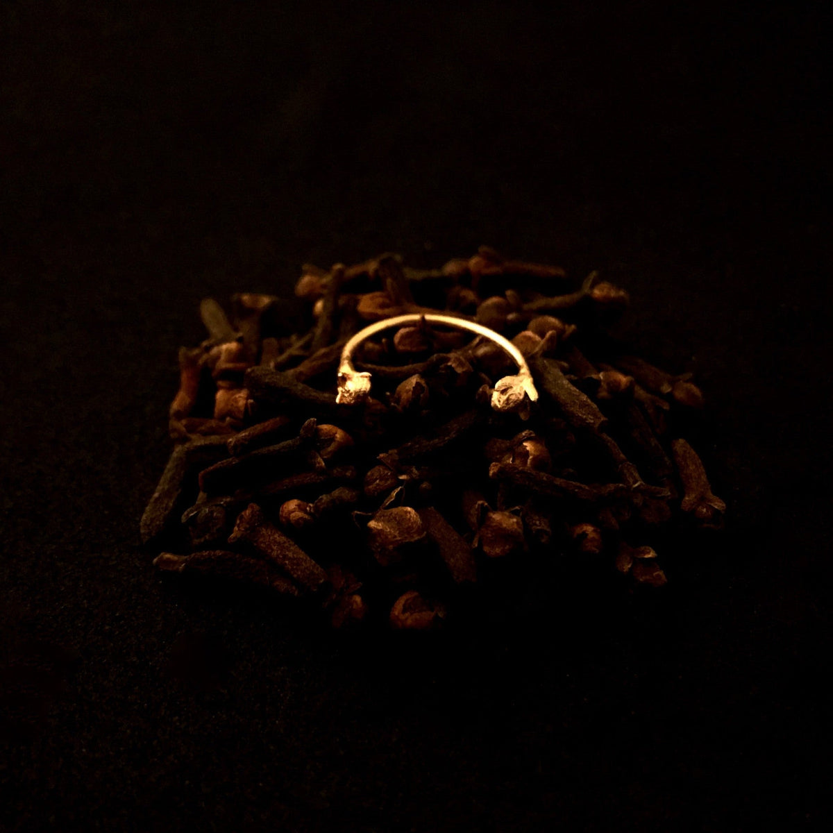 Anello aperto MandalaT Chiodi di garofano in metallo prezioso, design minimalista ispirato alla spezia ayurvedica.