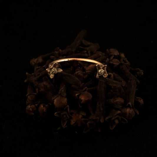 Anello aperto MandalaT Chiodi di garofano in oro con piccoli dettagli floreali luccicanti su letto di spezie