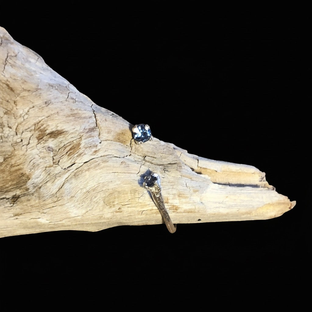 Anello aperto MandalaT Chiodi di garofano con pietra luccicante su base di legno naturale