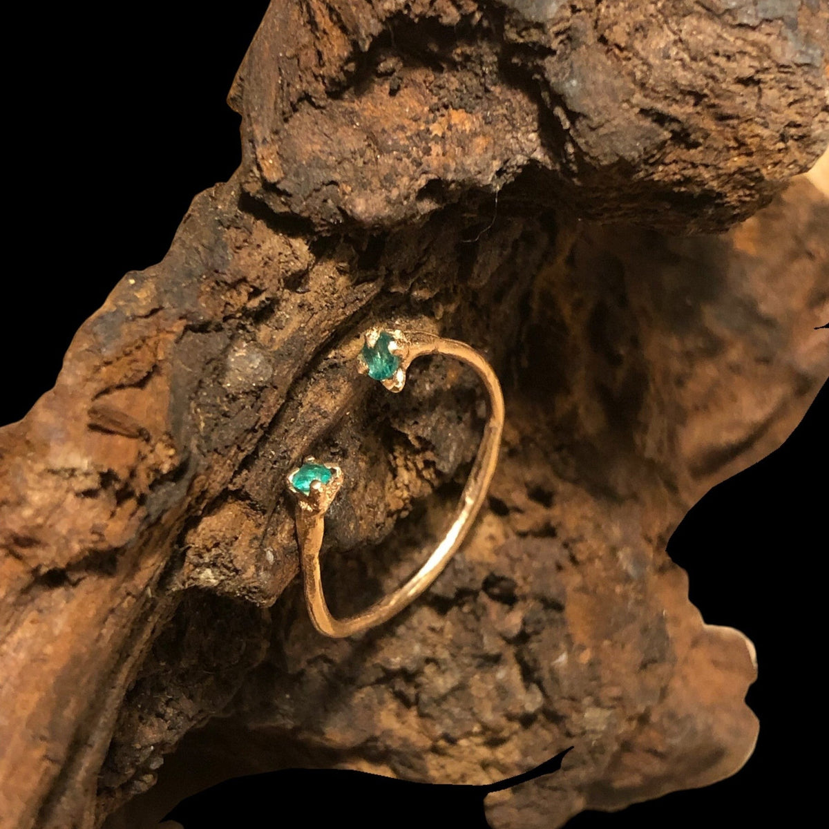 Anello aperto MandalaT Chiodi di garofano in oro con due piccole pietre smeraldi incastonate su base di legno rustica