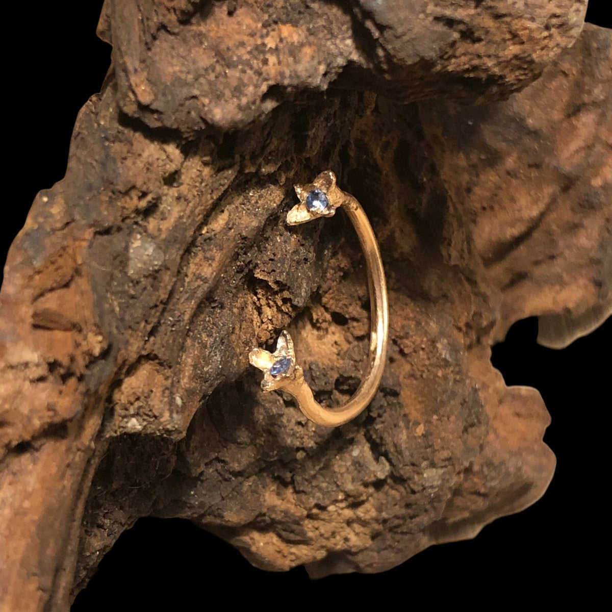Anello aperto MandalaT Chiodi di garofano in oro con piccole pietre blu incastonate, design ispirato alla natura
