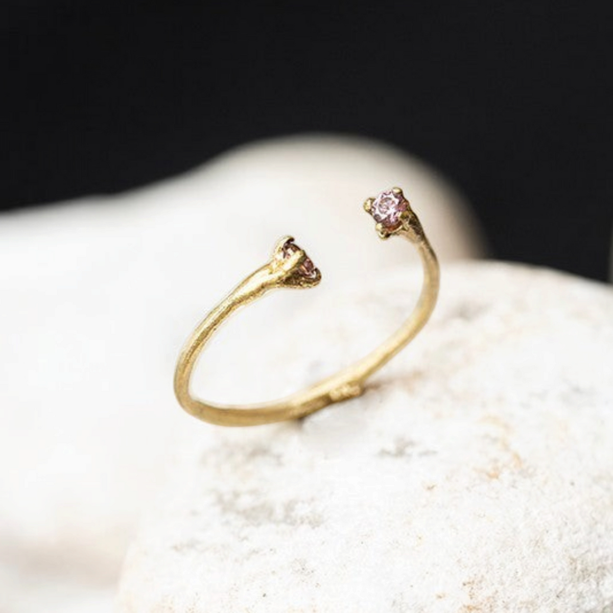 Anello aperto MandalaT Chiodi di garofano in oro con due piccole gemme rosa su base di pietre naturali