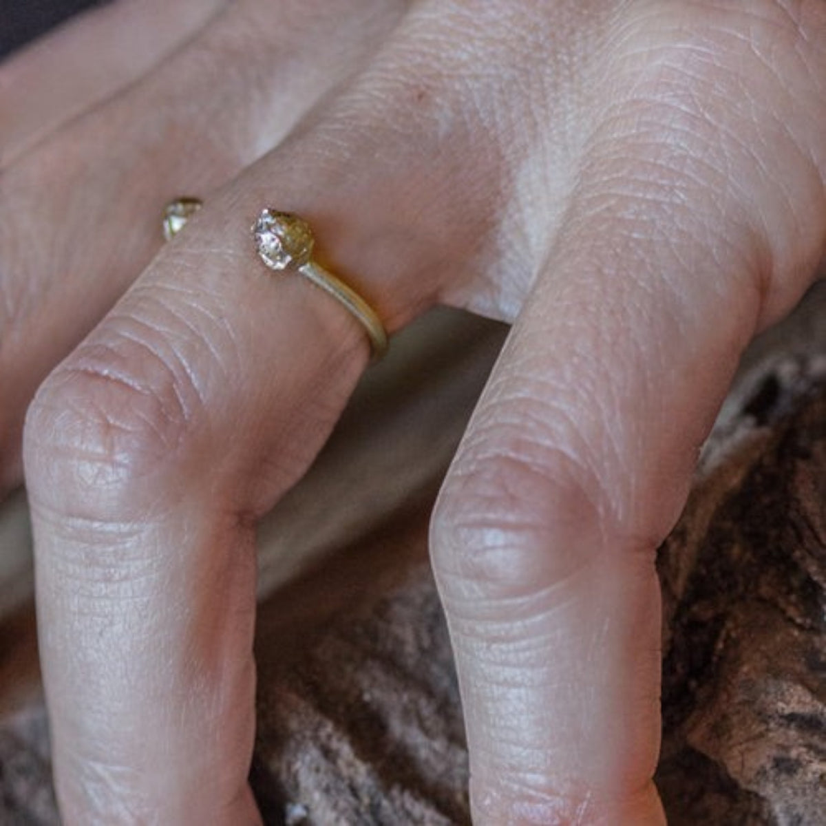 Anello aperto MandalaT in oro con piccoli grani di pepe testurizzati indossato su un dito