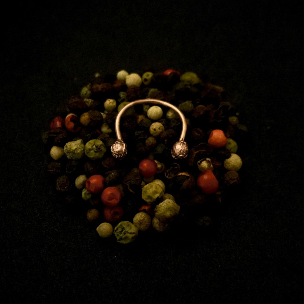 Anello aperto MandalaT in bronzo con terminali a forma di granelli di pepe su letto di spezie miste