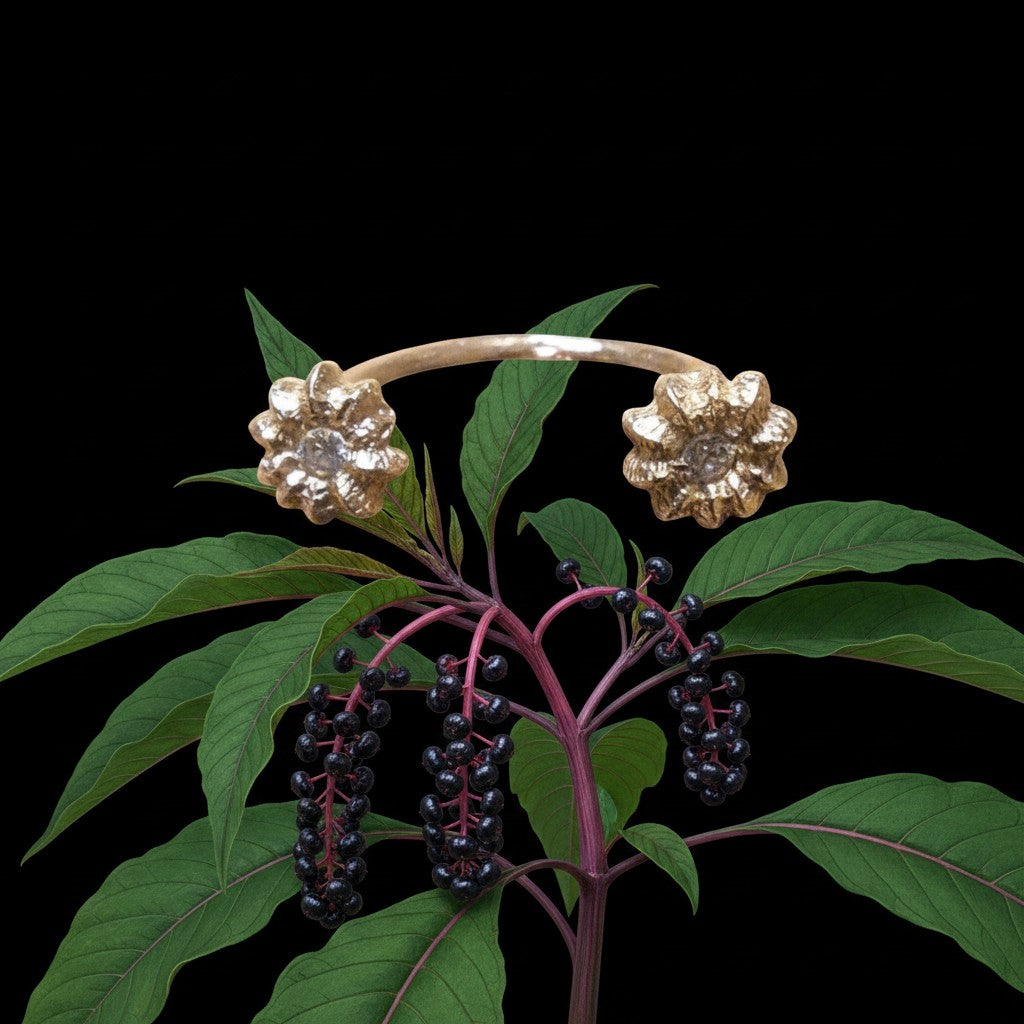 Anello aperto MandalaT in metallo dorato con dettagli floreali ispirati alla pianta Phytolacca su sfondo nero