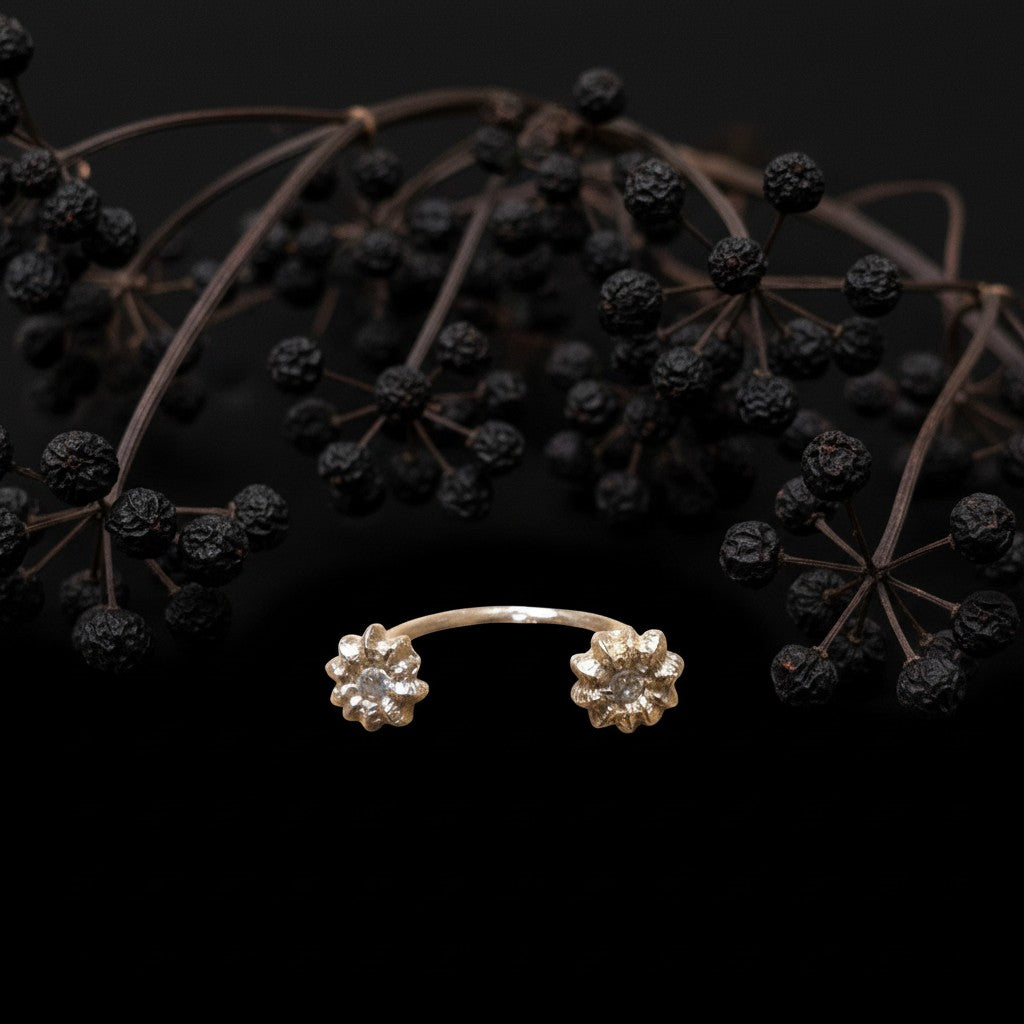 Anello aperto MandalaT Phytolacca in metallo dorato con dettagli floreali ispirati alla natura su sfondo nero