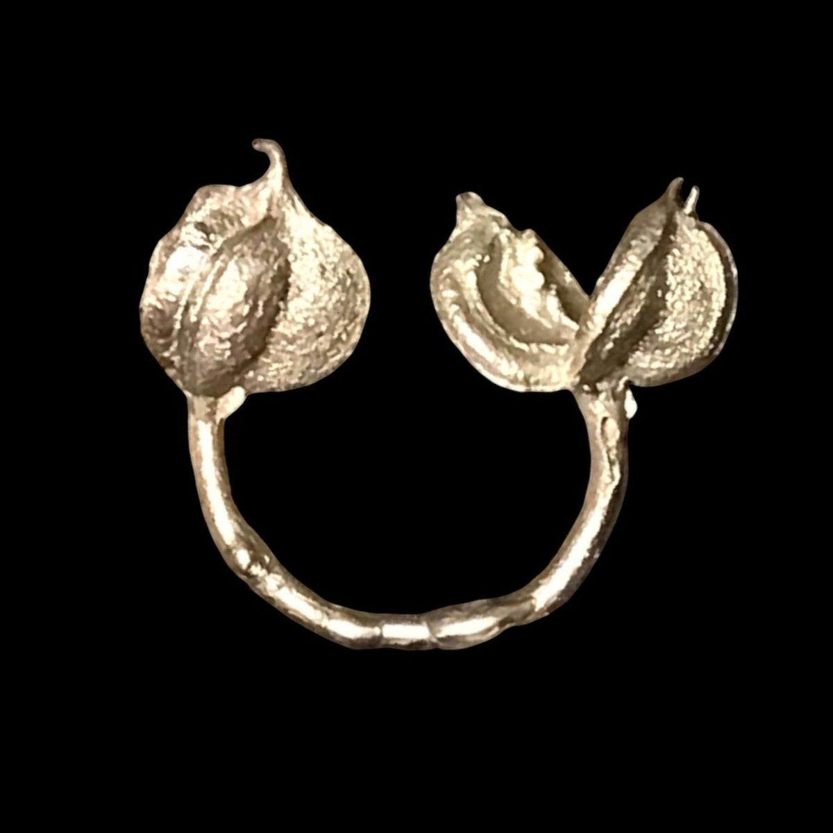 Anello aperto MandalaT Pitosforo in bronzo con design scultoreo dati dalla fusione di due bacche