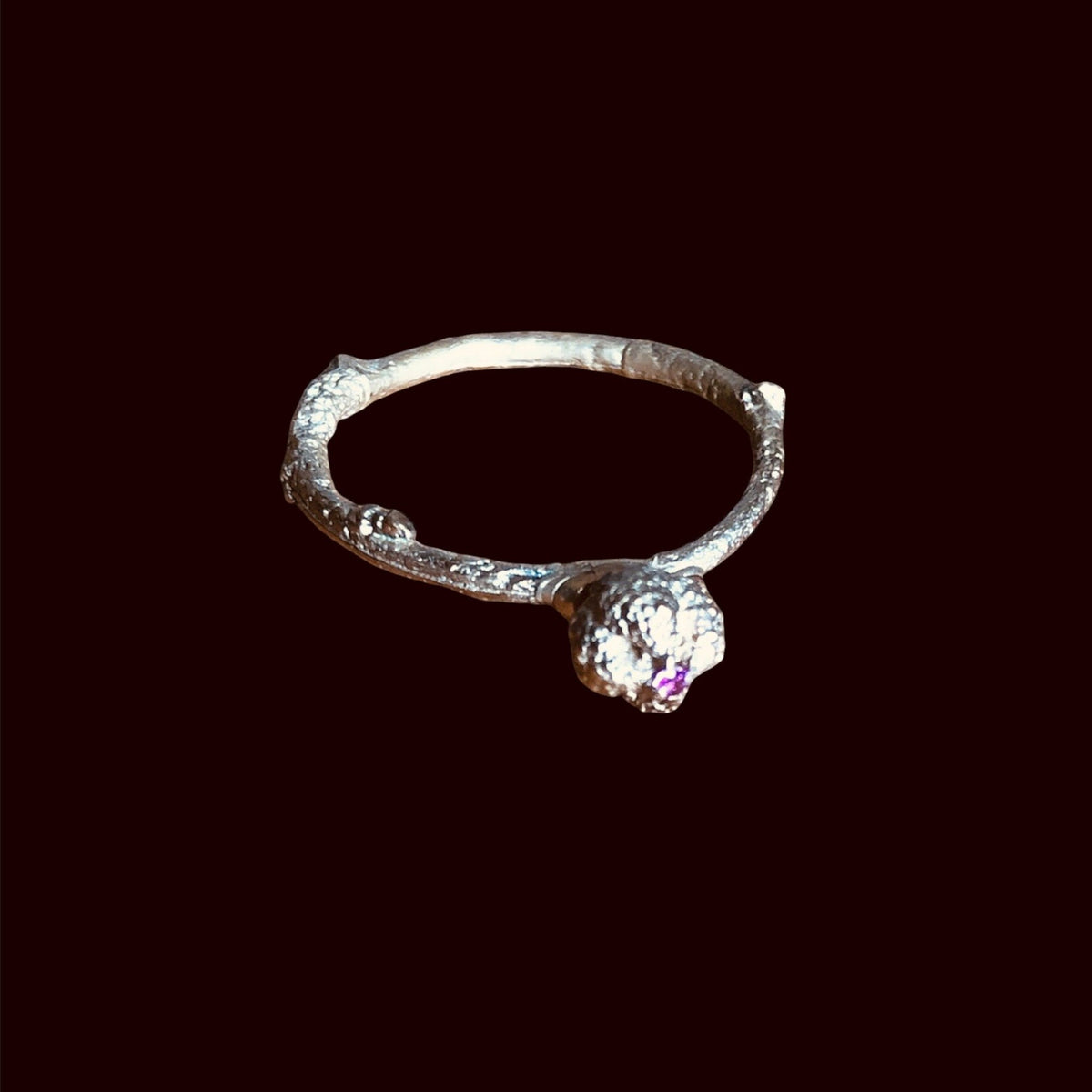 Anello MandalaT Bacca Castagnola in argento con piccolo punto luce colorato incastonato, design ispirato alla natura