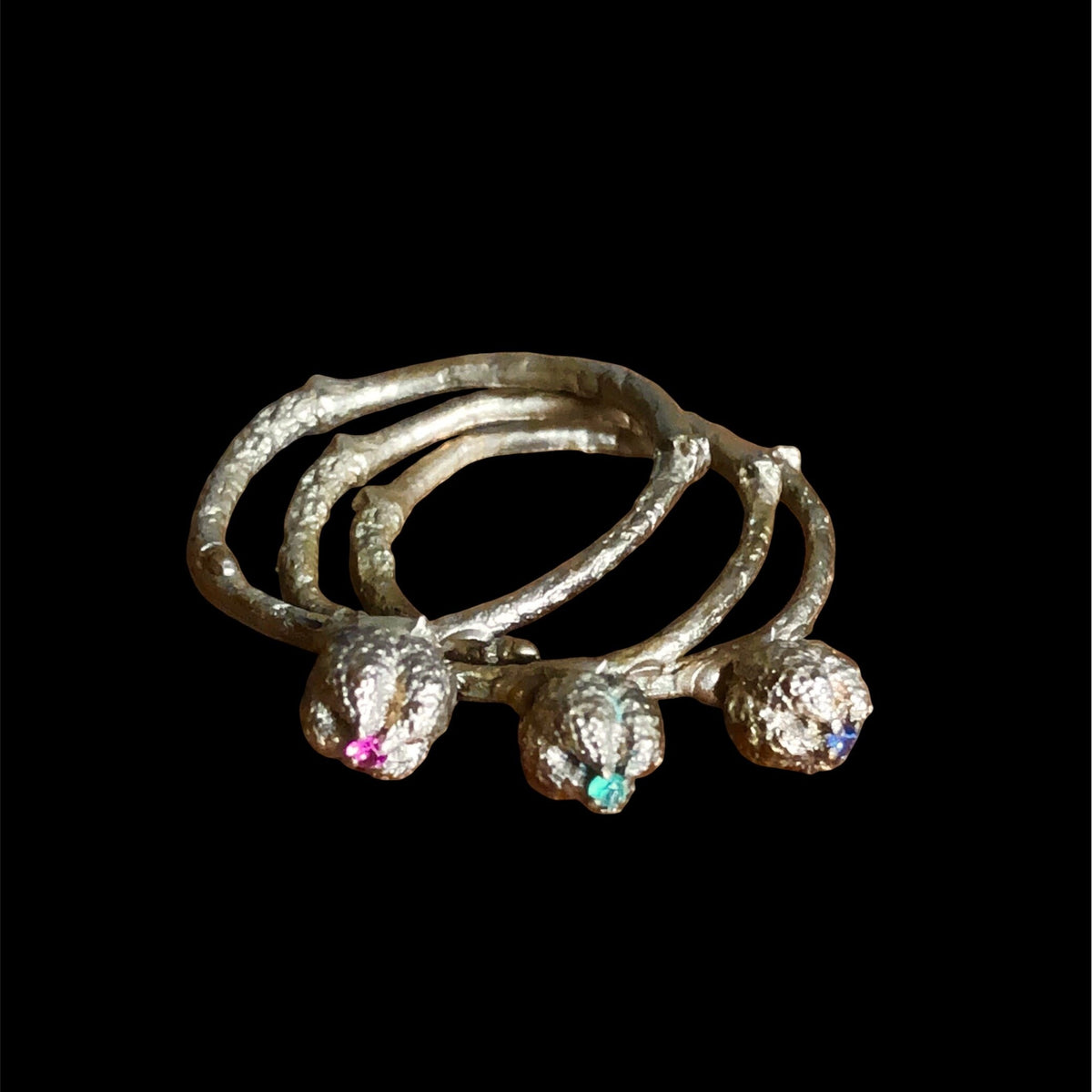 Anello MandalaT modello Bacca Castagnola in argento con piccoli punti luce colorati incastonati