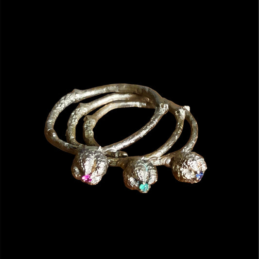 Anello MandalaT modello Bacca Castagnola in argento con piccoli punti luce colorati incastonati