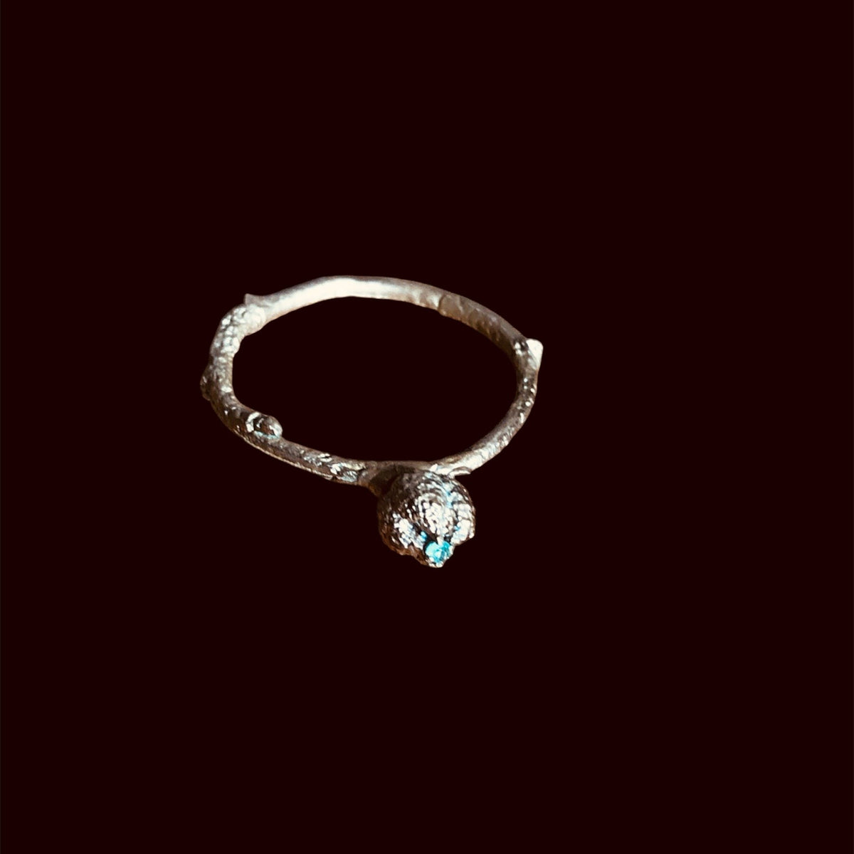 Anello MandalaT Bacca Castagnola in metallo con piccolo punto luce colorato incastonato, design ispirato alla natura