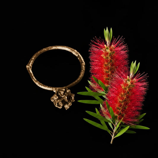 Anello MandalaT Callistemone in metallo brunito con design organico a grappolo ispirato alla natura