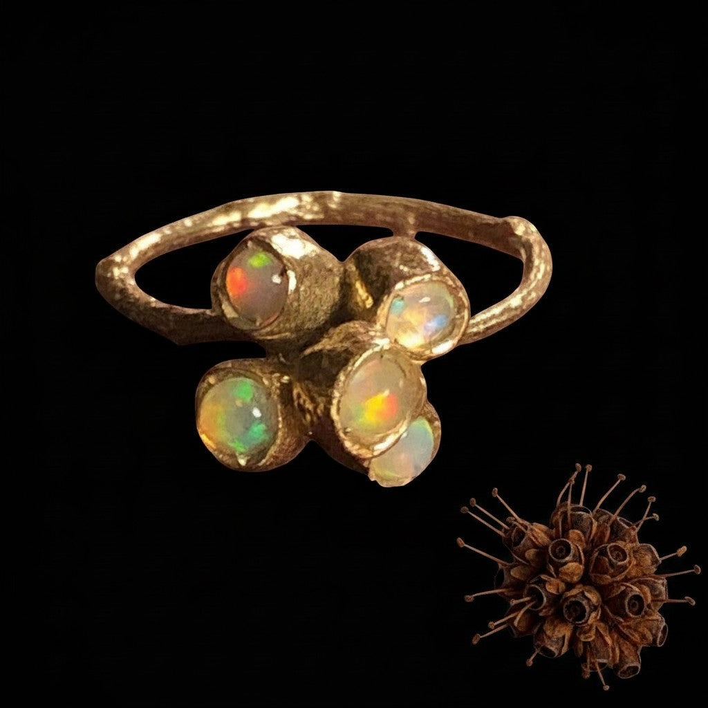 Anello MandalaT Callistemone a forma di ramo in metallo dorato con pietre opali iridescenti incastonate