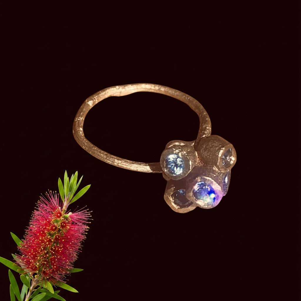 Anello MandalaT a forma di rametto con fiori di Callistemone e pietre luminose su sfondo scuro