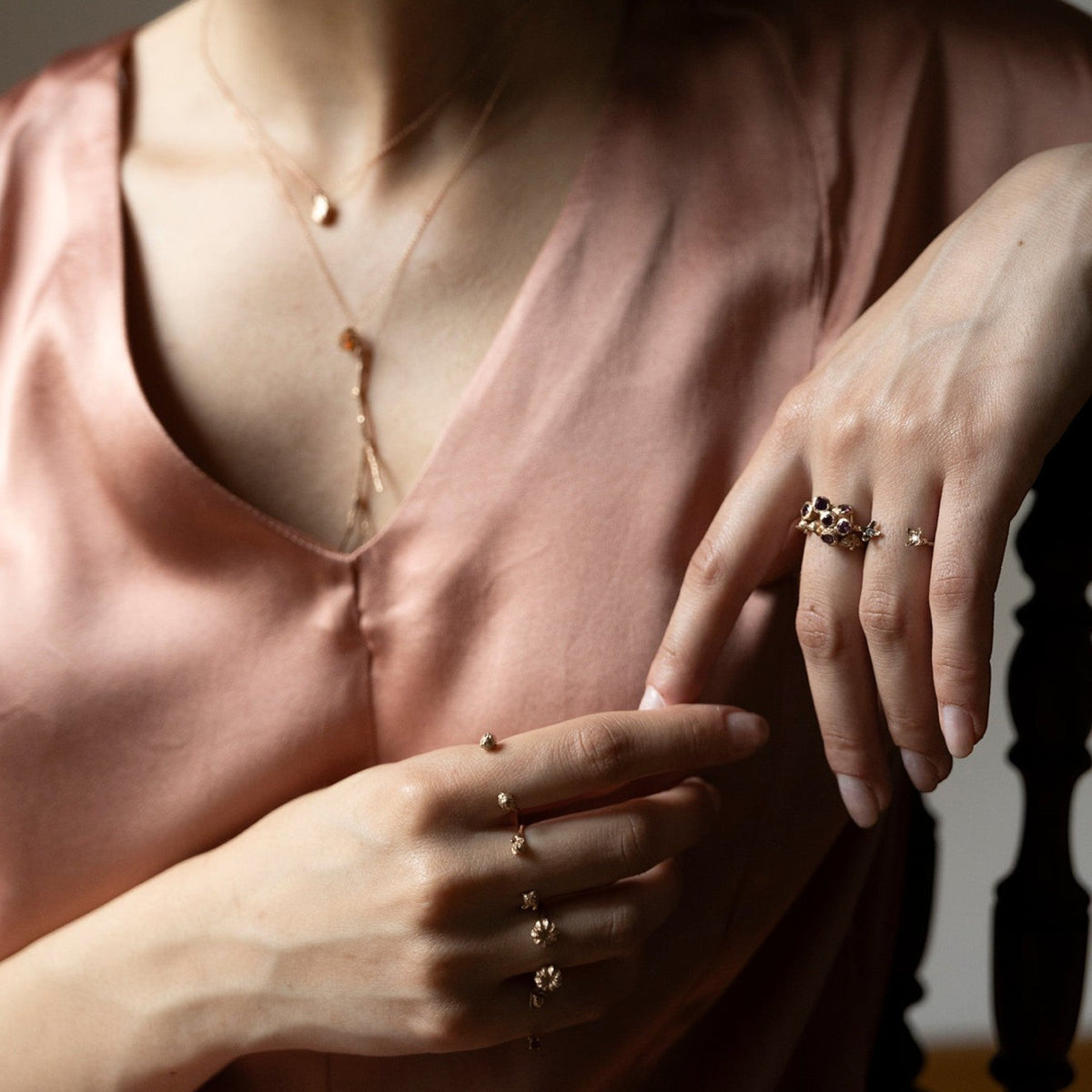 Anello MandalaT a forma di ramo di Callistemone con i suoi dettagli floreali luminosi indossato su una mano femminile