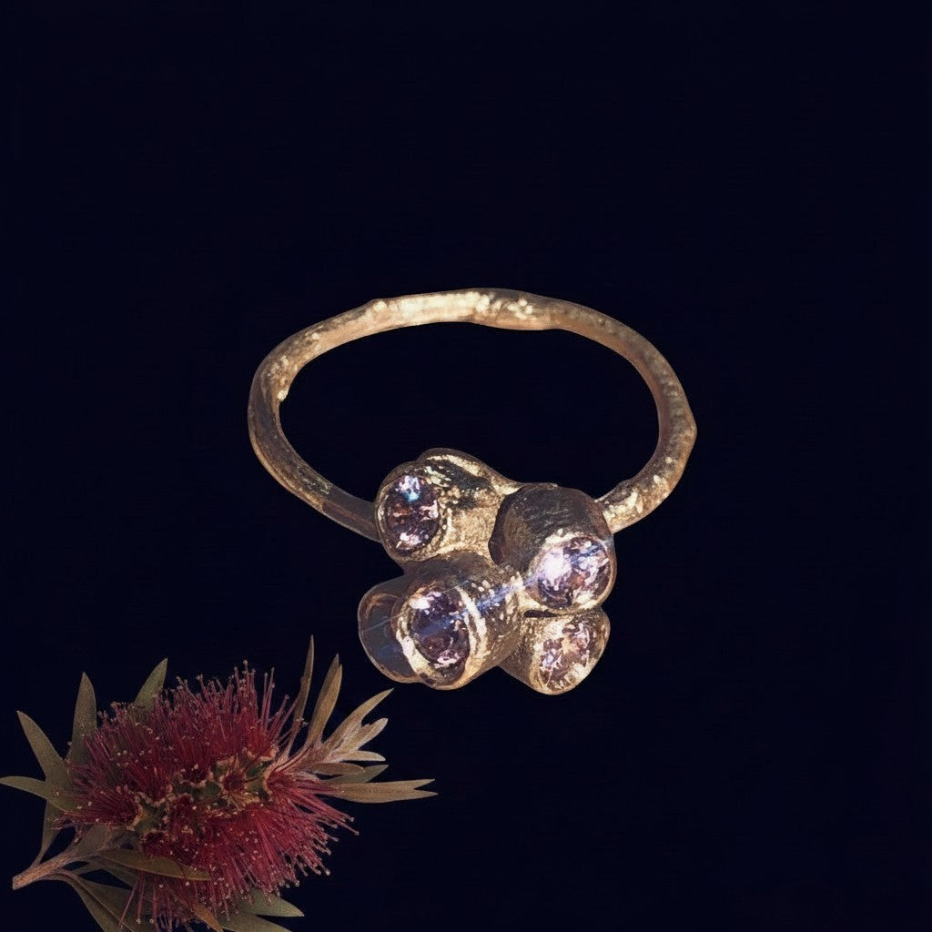 Anello MandalaT Callistemone a forma di ramo in metallo dorato con pietre preziose incastonate, design artigianale.