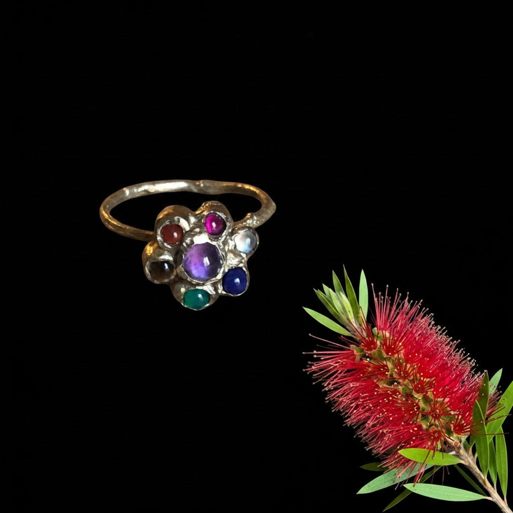 Anello Chakra MandalaT in argento con sette pietre naturali colorate ispirato al fiore di Callistemone