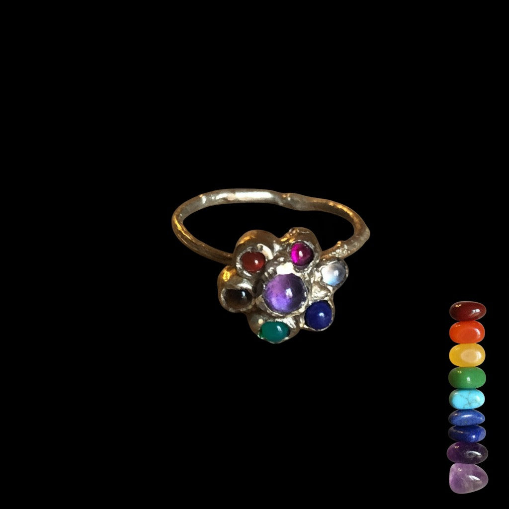 Anello Chakra MandalaT in argento con sette pietre naturali colorate ispirato ai fiori del Callistemone
