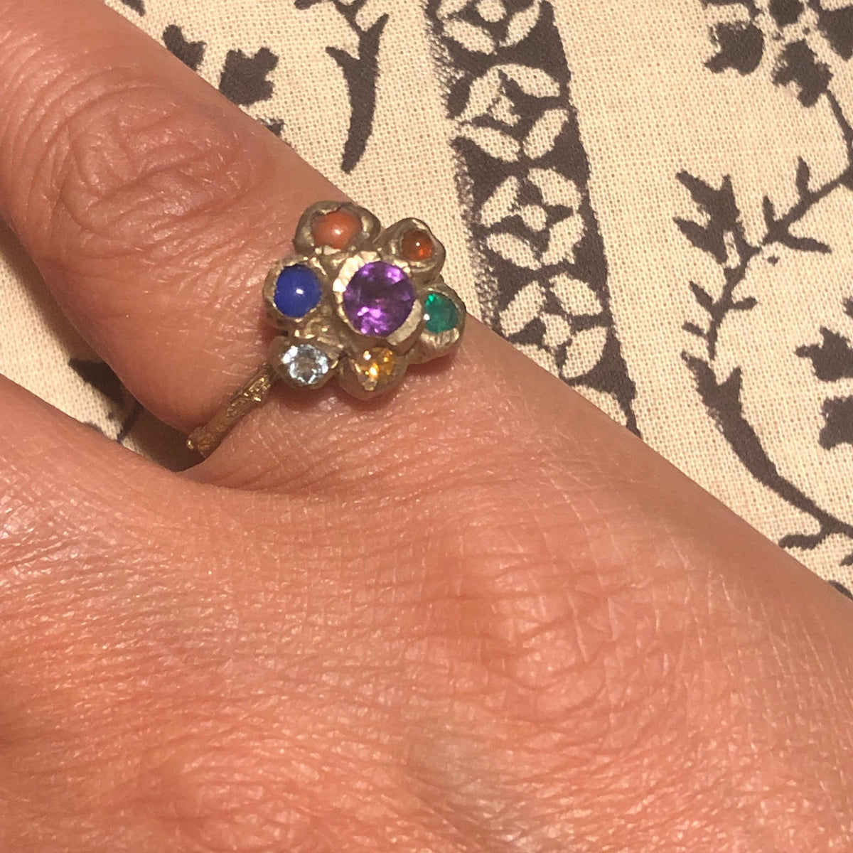 Anello Chakra MandalaT in metallo con sette pietre naturali colorate ispirato ai fiori di Callistemone