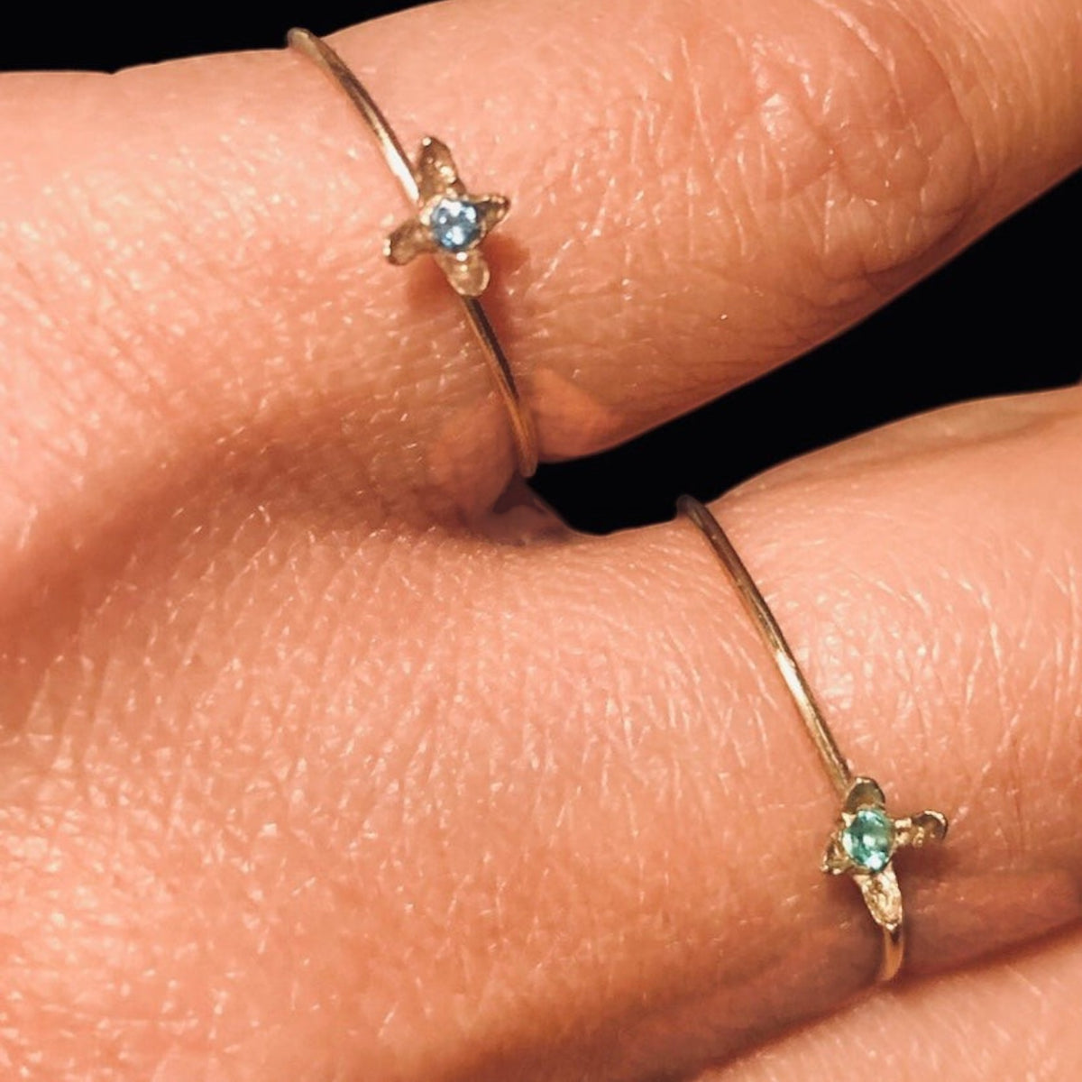 Anello solitario MandalaT Chiodo di Garofano in metallo prezioso con piccola pietra incastonata su dito