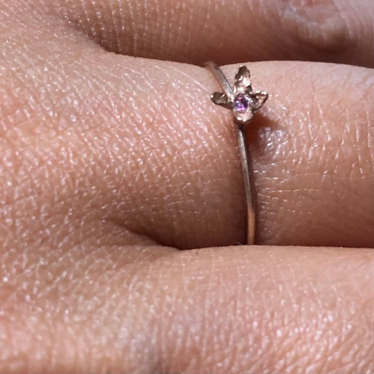 Anello solitario MandalaT Chiodo di Garofano in metallo con piccola pietra preziosa incastonata indossato al dito