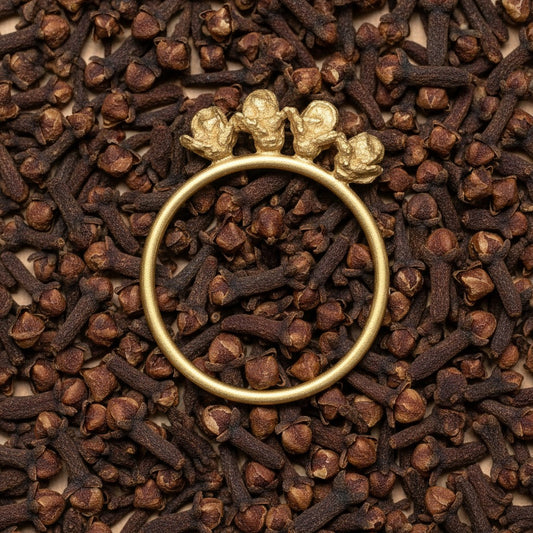 Anello Corona MandalaT in oro con motivo a quattro chiodi di garofano, design artigianale elegante e sottile.