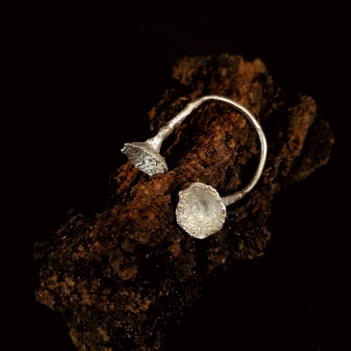 Anello aperto MandalaT regolabile in argento con design ispirato a un dente di leone su base di corteccia naturale